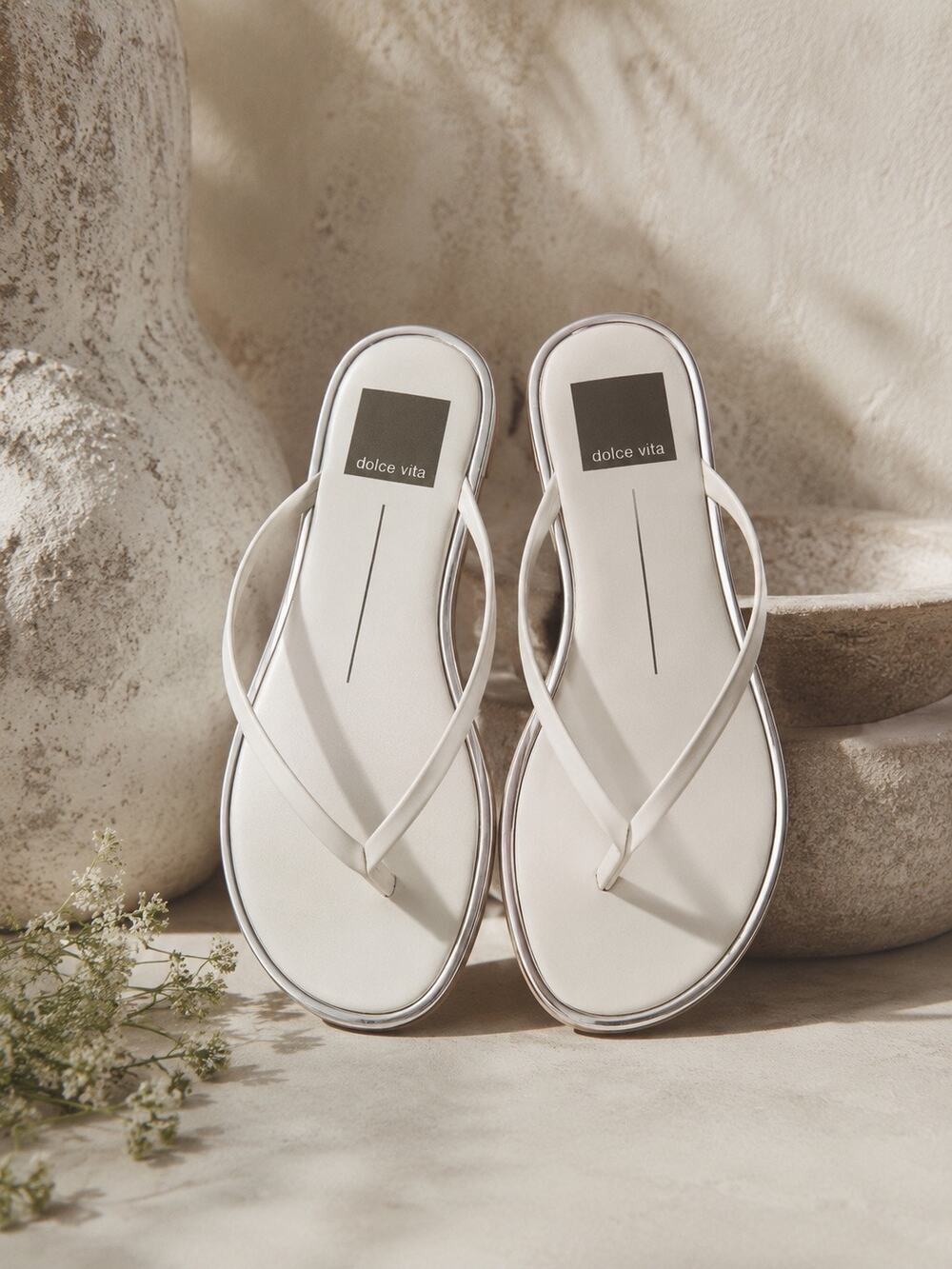 DOLCE VITA Women’s Size 6 White Leather Silver Casual Flip Flop Thong Sandals